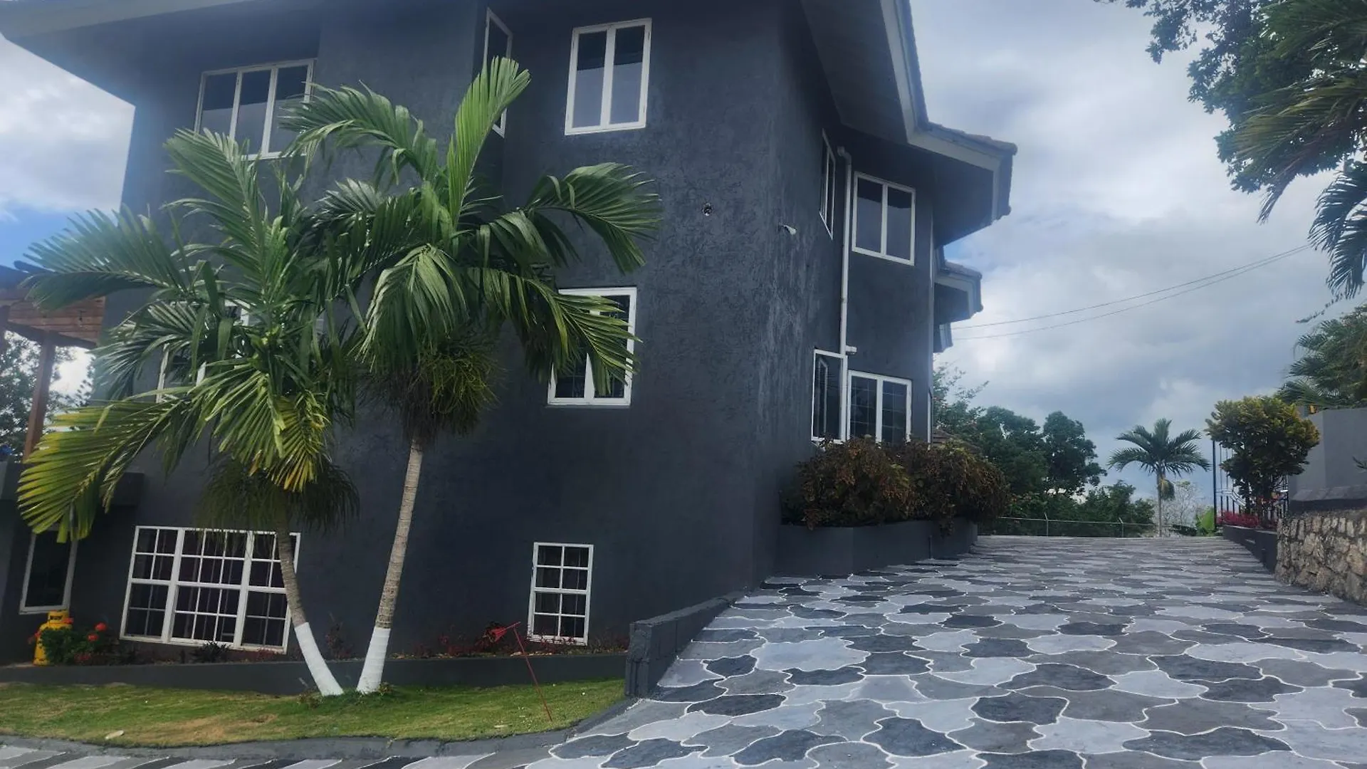 Beautiful Battersea Lodge Mandeville