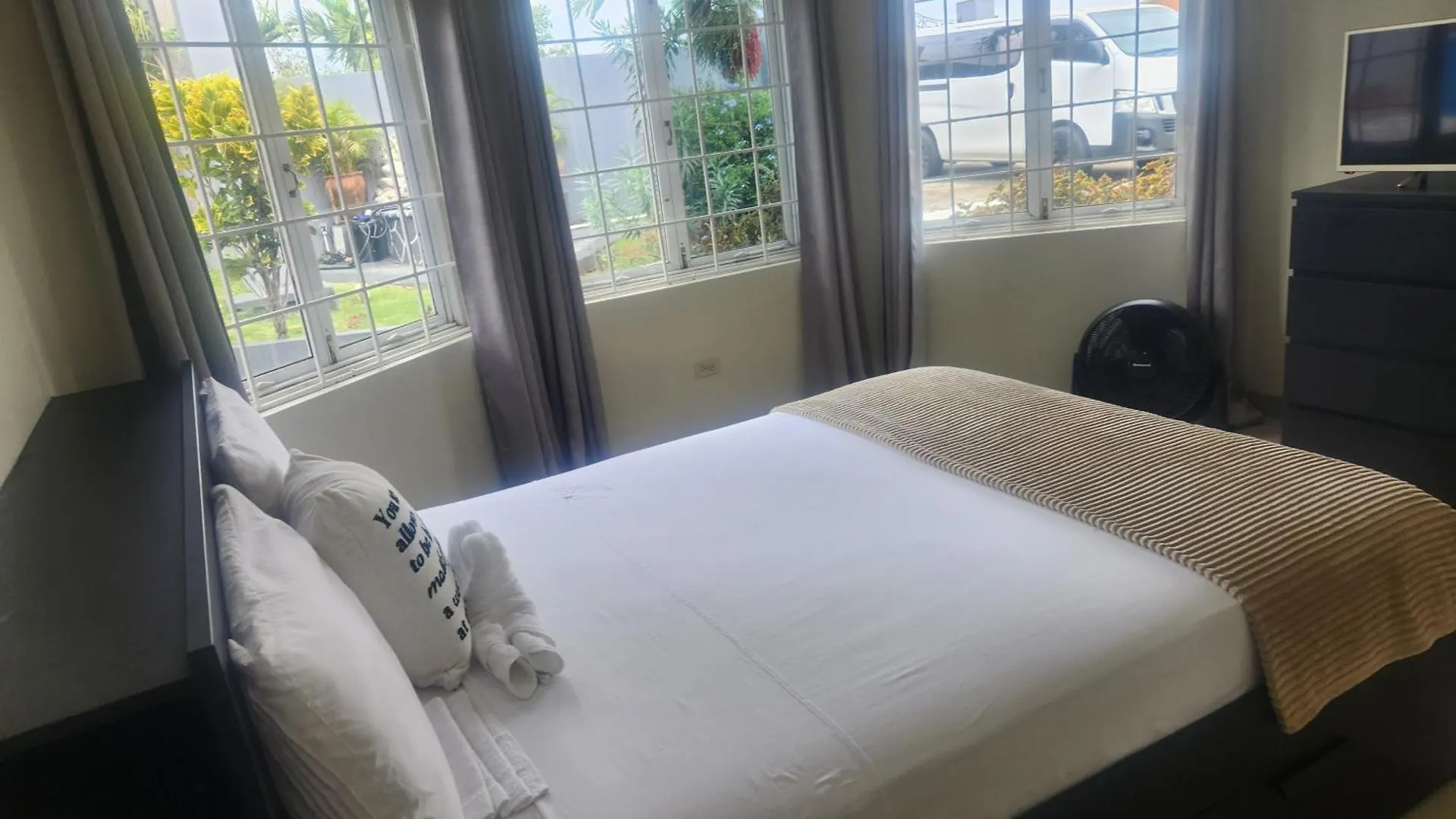 Beautiful Battersea Lodge Mandeville