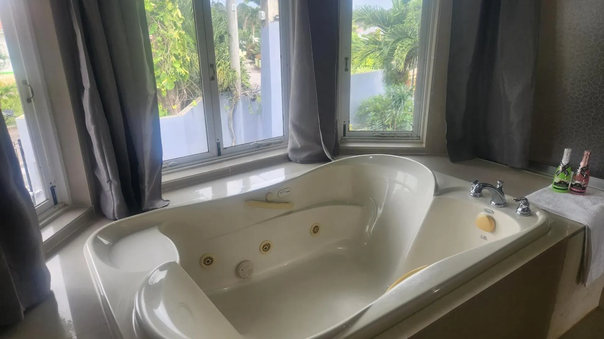 Beautiful Battersea Lodge Mandeville
